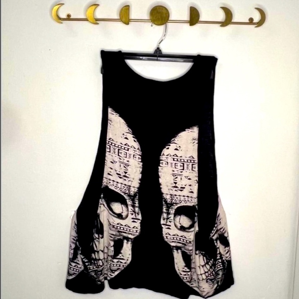 Hot Topic skulls muscle tee - Small